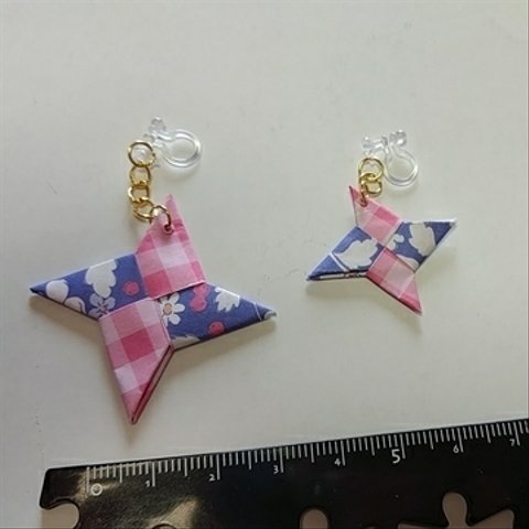 ノンホールピアス2個セット「手裏剣、大＆小、花×ピンクチェック」