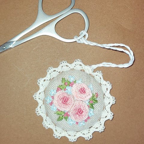 バラの刺繍のシーザーキーパー