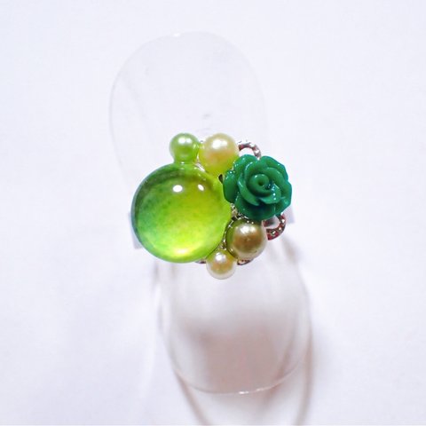 薔薇とパールの指輪💍 レジン カボション ガラス 黄緑色