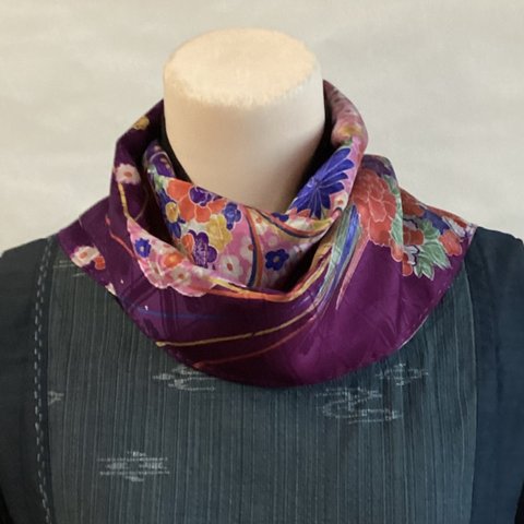 紫地の絹のスカーフ