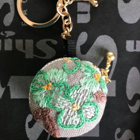 お花の刺繍 マカロンポーチ