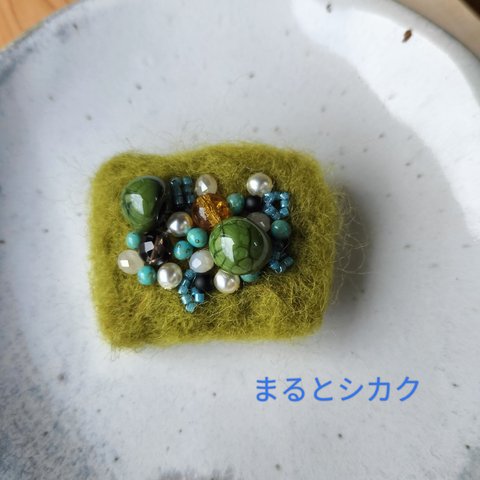 ブローチ 【抹茶のスクエア】フエルト　ビーズ 刺繍