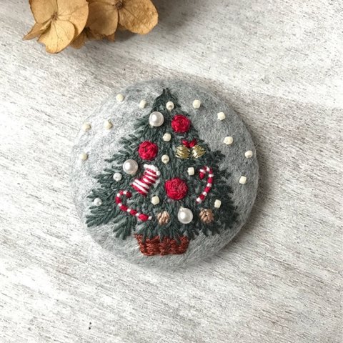 刺繍のブローチ クリスマスツリー