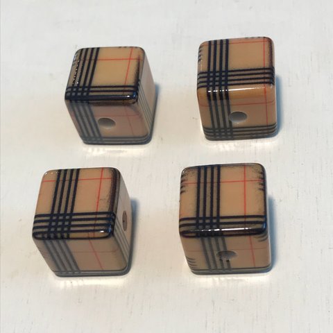 import square cube beads 4pc  16mm   check beige 