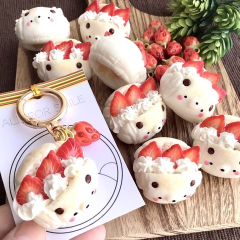 KUMA苺サンド白コッペパンcharm🍓