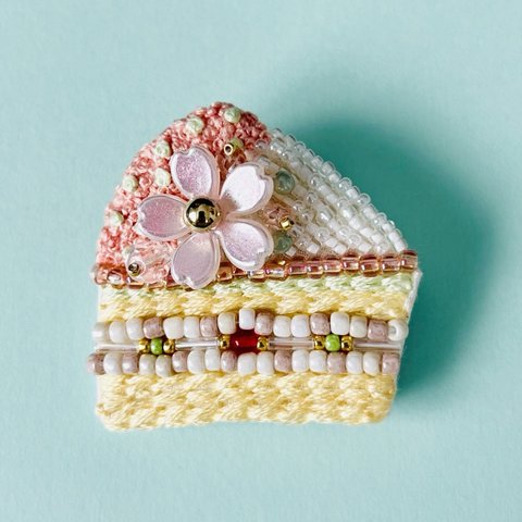 桜のケーキ　刺繍ブローチ　バッグチャーム