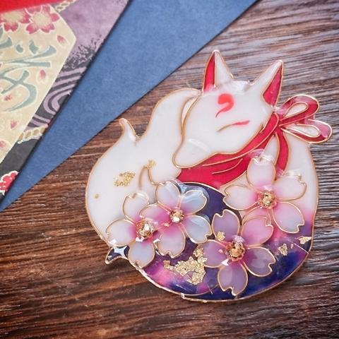 夜桜とお狐様ブローチ（Brooch of Night cherryblossom and fox ）