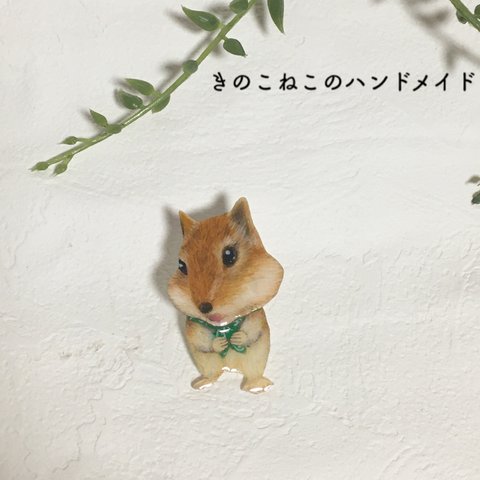 どんぐりドロボウリスのブローチ