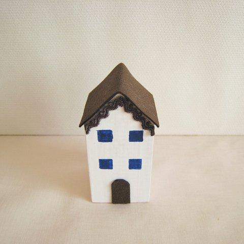 可愛い茶色い屋根の小さいお家の置物