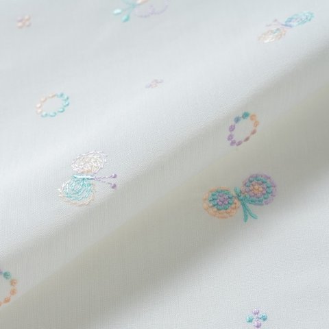 刺繍生地 【ランダム/ちょうちょ/オフホワイト/にじいろ】 カットクロス 綿ポリ