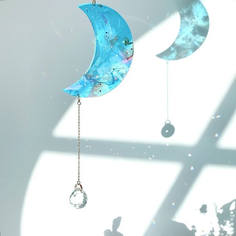 レジンとオーストリア製クリスタルボールのサンキャッチャー iridescent blue night crystal