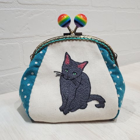 ねこの手刺繍がま口　グレーねこ👛(グリーン)