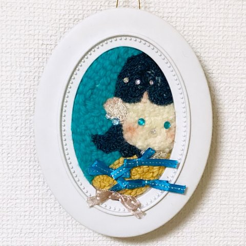 【リボンいっぱいの女の子 刺繍フレーム ブルー】 壁かけアート・スタンド