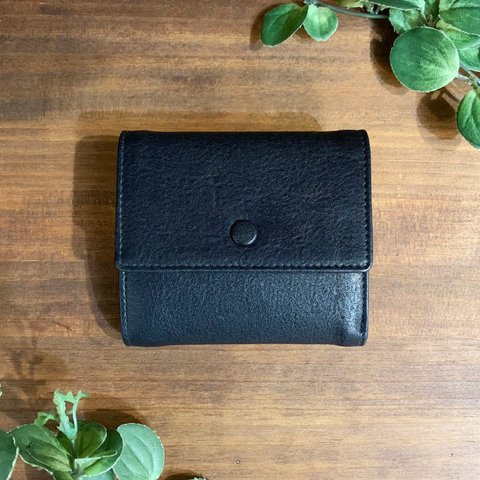 【牛革】ブラックボタン２つ折り財布〈ブラック〉　本革　メンズウォレット　シンプル　２つ折り　W0012