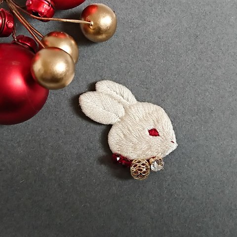 ウサギの刺繍ブローチ