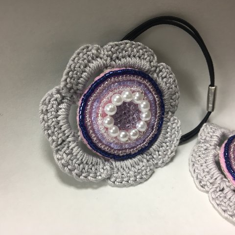 かぎ針編みとビーズ刺繍のお花のヘアゴム