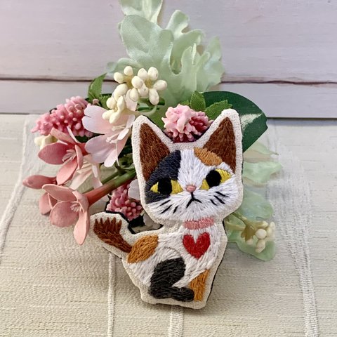 幸せを呼ぶかぎシッポの三毛猫の刺繍ブローチ