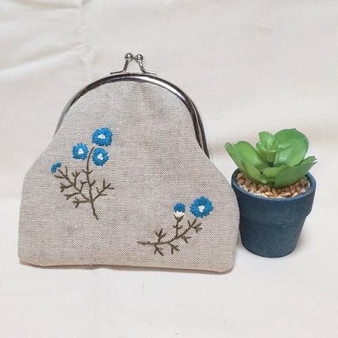 手刺繍･ネモフィラ ｢がま口｣小物入れ