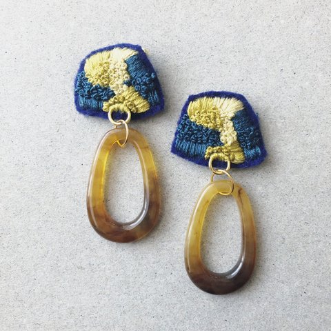 caramel×blue刺繍ピアス