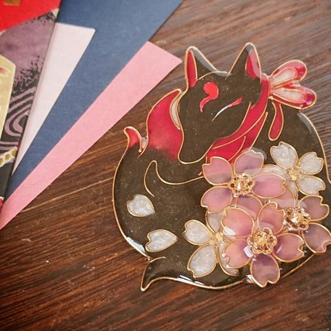 夜桜のお狐様ブローチ黒狐〜暗紅〜（Brooch of fox night at cherryblossom〜dark crimson〜）