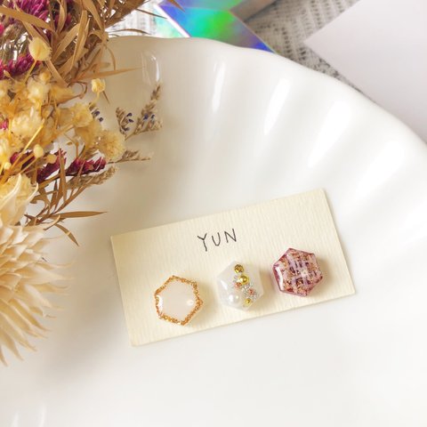 【3つセット】クリスマスデザイン の 小ぶり レジン ピアス/イヤリング ツイード柄 赤 