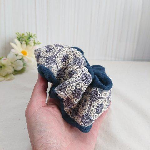 インド刺繍のシュシュ ヘアアクセサリー  ネイビーとオフホワイト