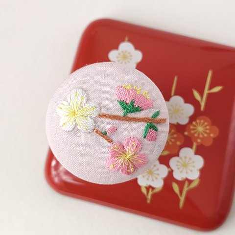 ピンクと白の梅の花刺繍ブローチ