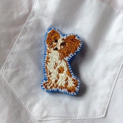 犬の刺繍ブローチ(パピヨン)