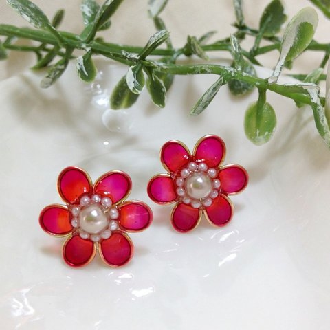 紅赤色の花のピアス（ベージュ）