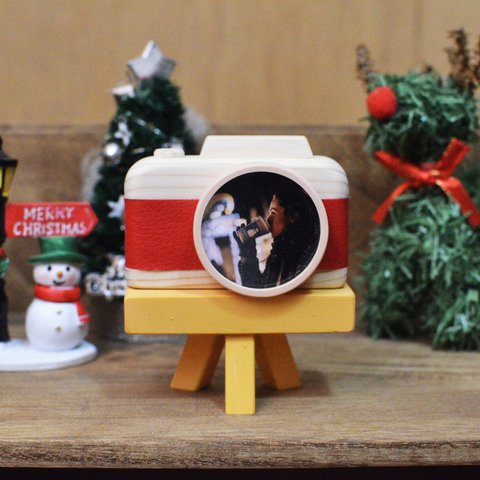 サンタクロースカラーでクリスマス感半端ない！小さなカメラ型フォトフレーム　三脚付き