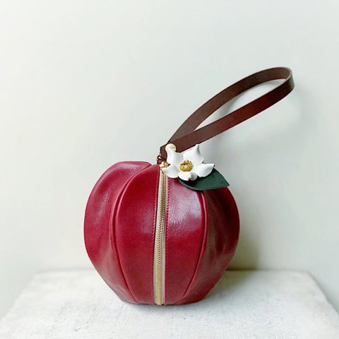 【受注製作（納期約1ヶ月）】オイルレザー＊りんごのミニポーチ 「pomme」りんご飴色・お花付き