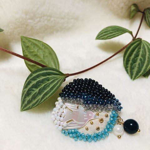 手刺繍ブローチ「夜とトリ」