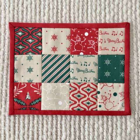 クリスマスパッチワークキルトマット、ホリデーテーブルマット、Christmas mug rug, holiday quilted mat, mini quilt, ミニキルト