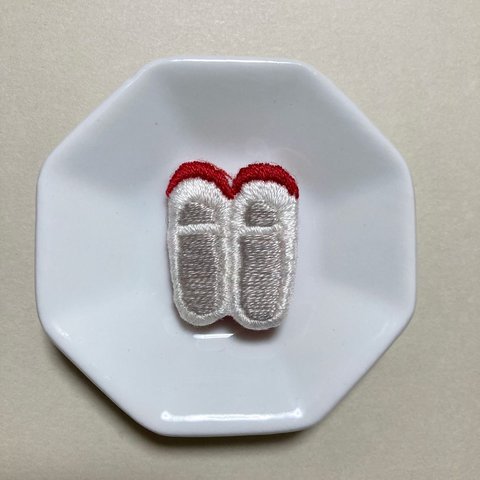 赤い上靴の刺繍ブローチ