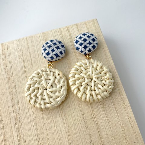 手染め pierced earrings 釦+　七宝 籐白