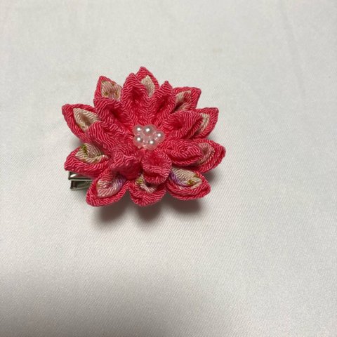 つまみ細工  ピンクの花の髪飾り  兼  ブローチ