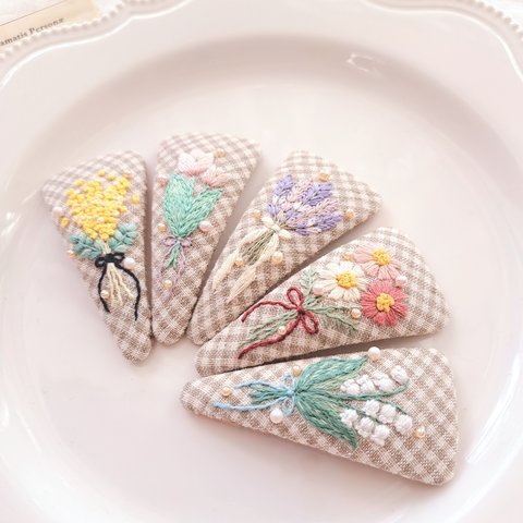 ブーケ刺繍の三角ぱっちんピン