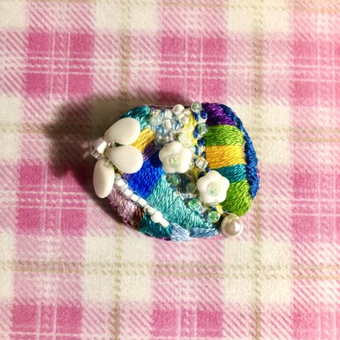 パッチワークなまぁるい手刺繍のブローチ(チェコビーズのお花)