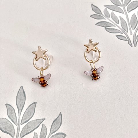 Bee Lovely 星のリングとみつばち　イヤリング　樹脂ノンホールピアス　　はちみつ