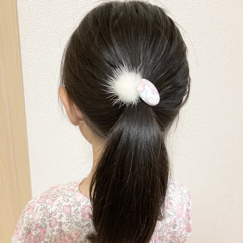 ミンクファー付きリバティのくるみボタンヘアゴム　着用例