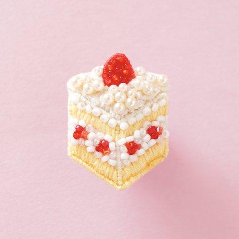 ビーズ刺繍の小さないちごのショートケーキのピンバッジ　ビーズ刺繍ブローチ