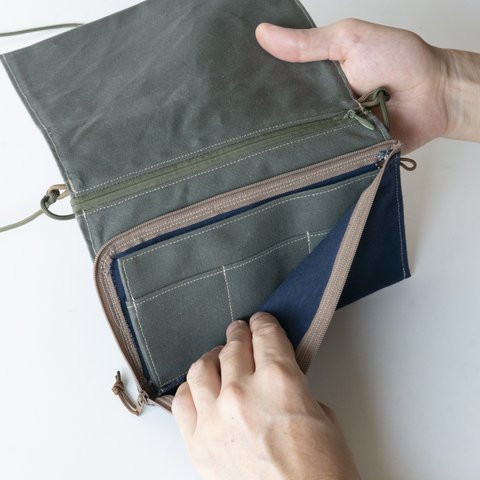 Wallet bag/お財布バック／L字長財布付きサコッシュ／撥水加工帆布／フタ付きタイプ／カーキ×紺財布