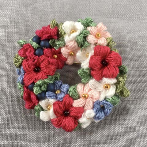   刺繍糸で編んだお花ブローチ　