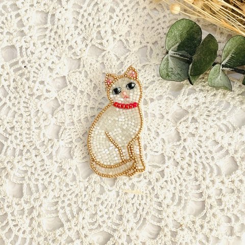 ビーズ刺繍のブローチ・白猫