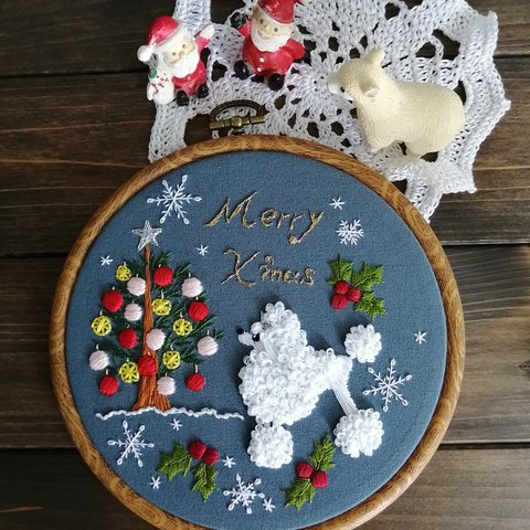 ホワイトプードル刺繍の壁飾り（クリスマス）