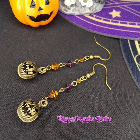 ハロウィンかぼちゃのスイングピアス(紫×オレンジ×アンティークゴールド色)