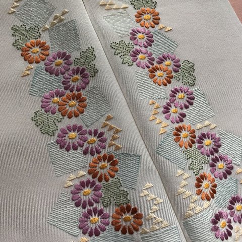 手刺繍半襟「菊に色紙とウロコ」