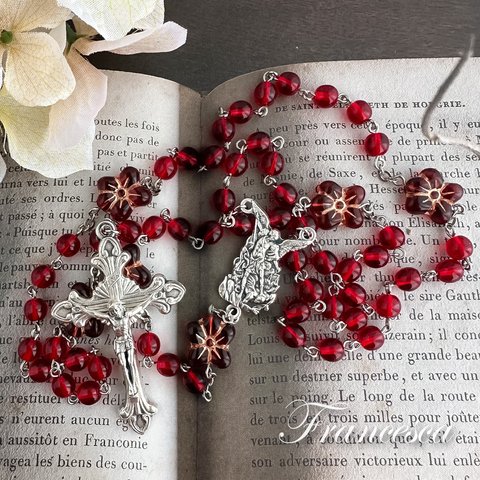 大天使聖ミカエルと赤いお花のロザリオ（チェコビーズ）
