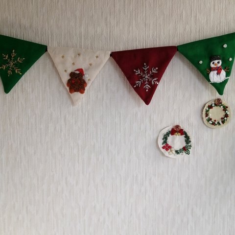 クリスマス刺繍のガーランド