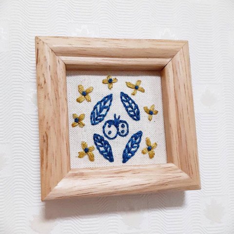 刺繍フレーム🦋お花の刺繍 青い蝶々 北欧風 壁飾り インテリア雑貨